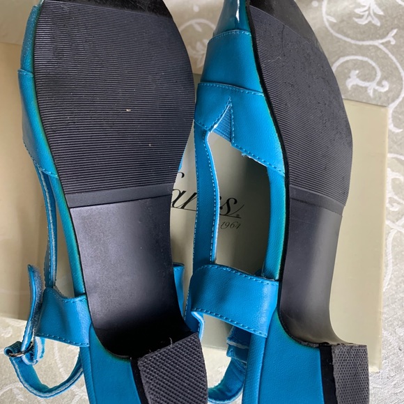 Blue Sandals by Beacon, Like new comfort well - Picture 6 of 7